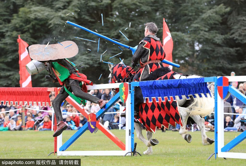 英國春季騎士節(jié)再度上演中世紀對決 服飾花哨復古趣味十足