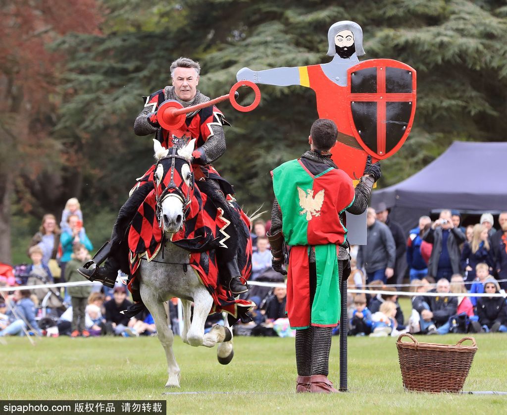 英國春季騎士節(jié)再度上演中世紀(jì)對決 服飾花哨復(fù)古趣味十足