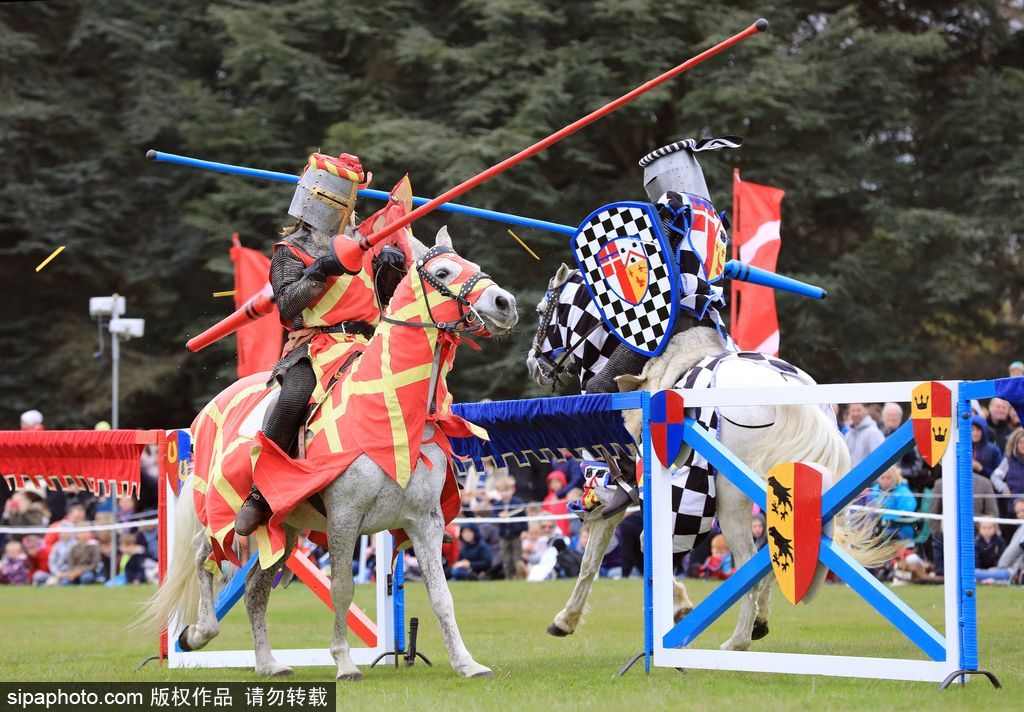 英國春季騎士節(jié)再度上演中世紀(jì)對(duì)決 服飾花哨復(fù)古趣味十足