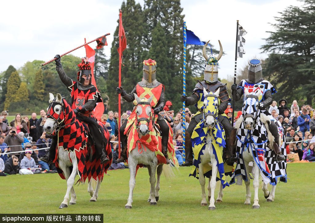 英國春季騎士節(jié)再度上演中世紀(jì)對決 服飾花哨復(fù)古趣味十足