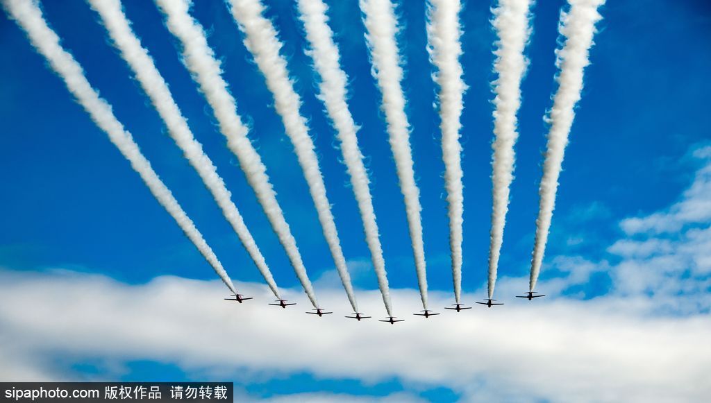 英國紅箭特技飛行隊編隊訓(xùn)練 馳騁藍(lán)天高空炫技震撼人心