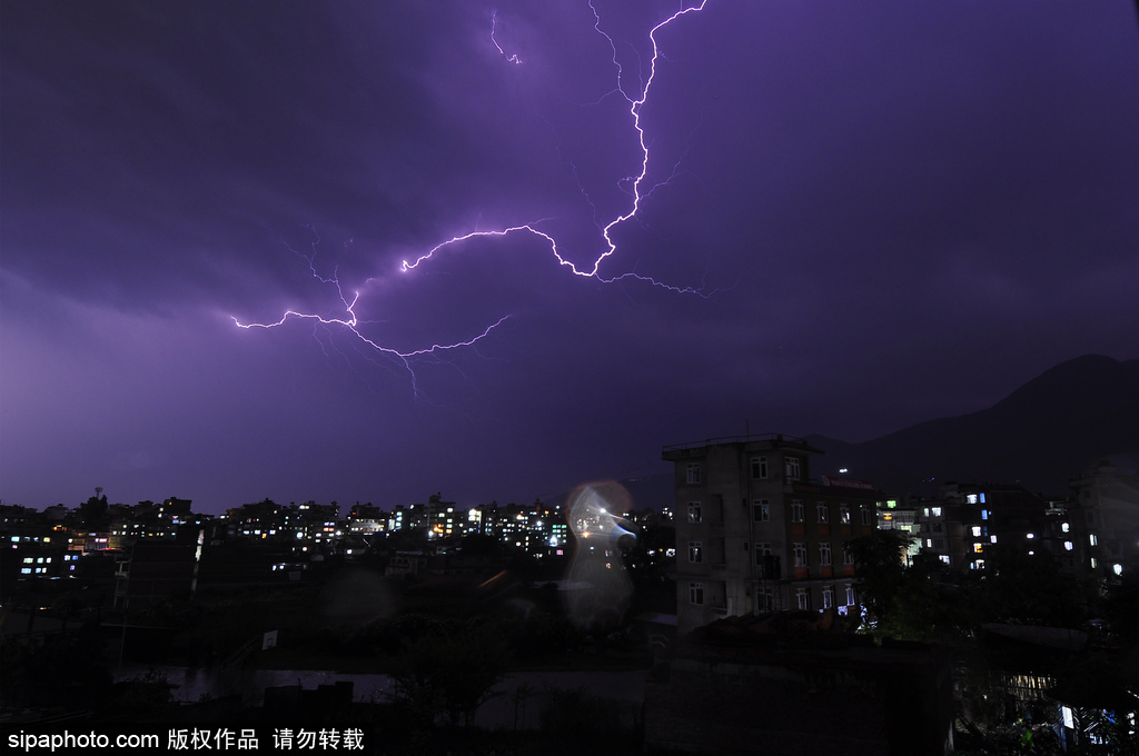 尼泊爾夜晚天空現(xiàn)紫色閃電 直劈天際