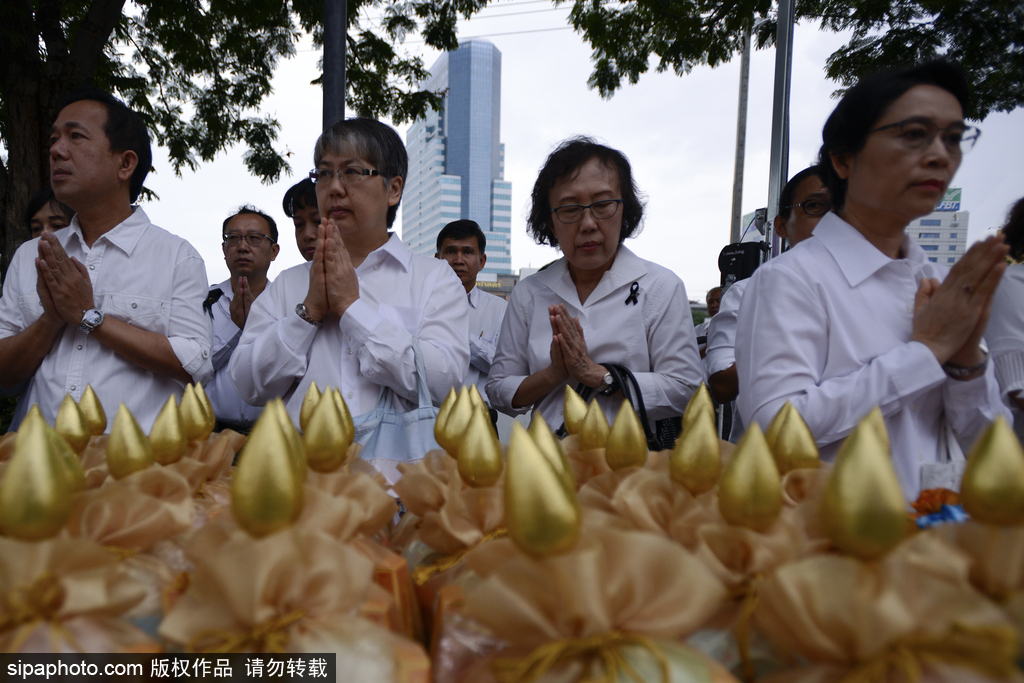 泰國慶祝佛誕節(jié) 民眾前往寺廟排隊祈福施善