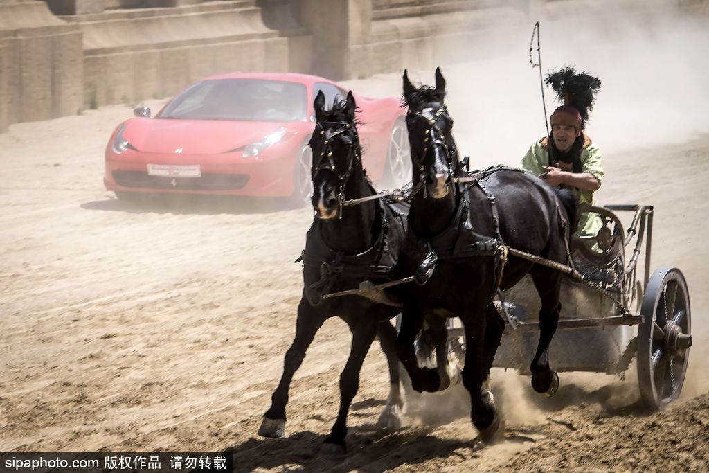 意大利最奇葩的賽事：馬車和法拉利比誰跑得快