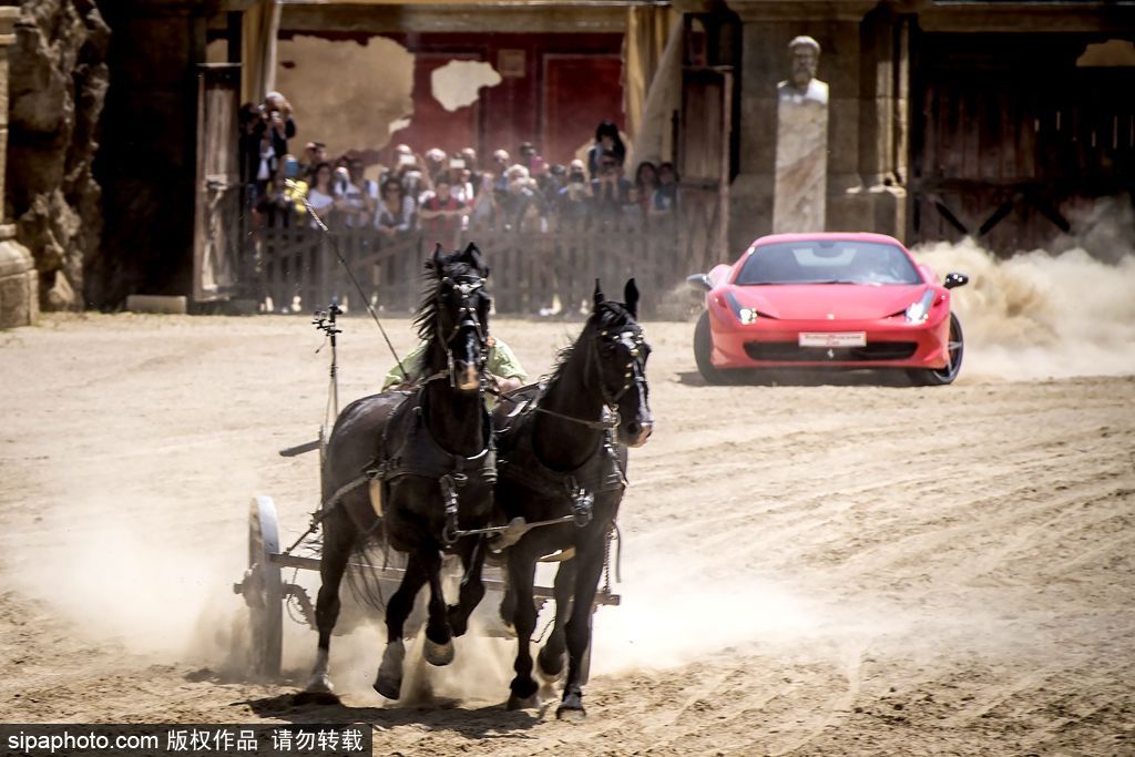 意大利最奇葩的賽事：馬車和法拉利比誰跑得快