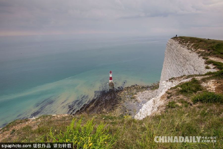 英國南部海岸迎最佳旅游季 碧海云天妝點(diǎn)最美海角