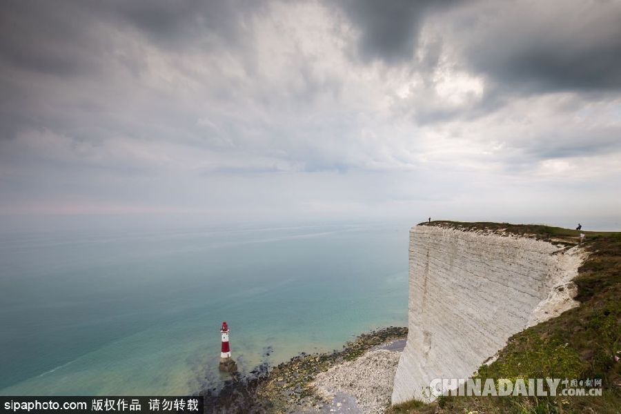 英國南部海岸迎最佳旅游季 碧海云天妝點(diǎn)最美海角