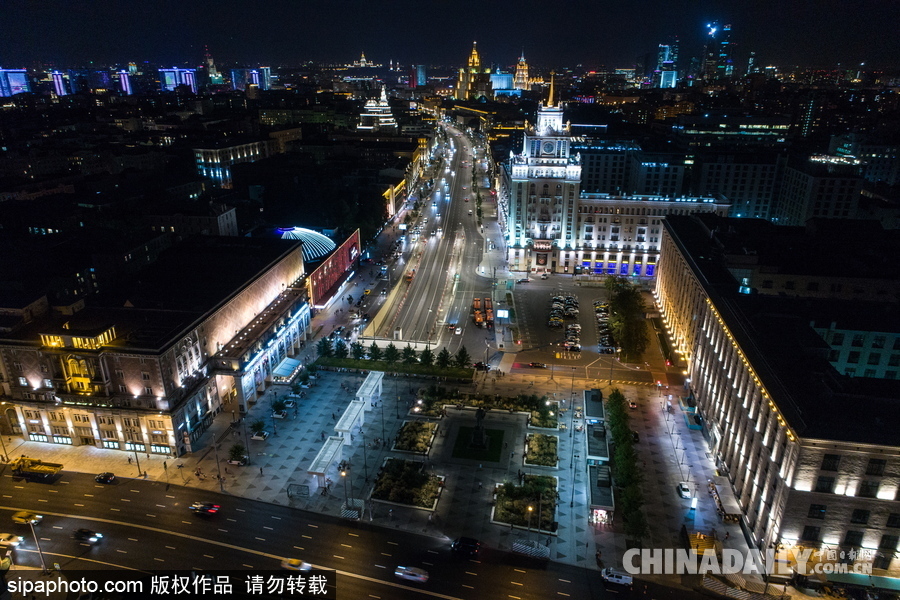 俄羅斯莫斯科城市夜景 燈光通明街頭車輛川流不息