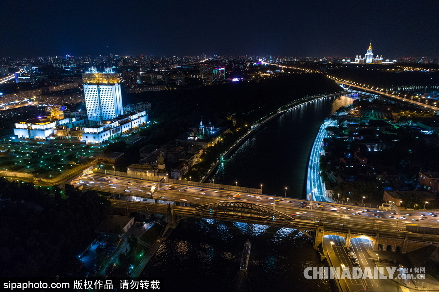 俄羅斯莫斯科城市夜景 燈光通明街頭車輛川流不息