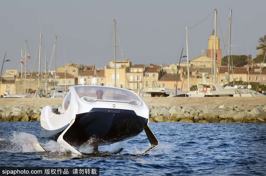 法國(guó)海洋氣泡船試運(yùn)行 巴黎塞納河上馳騁