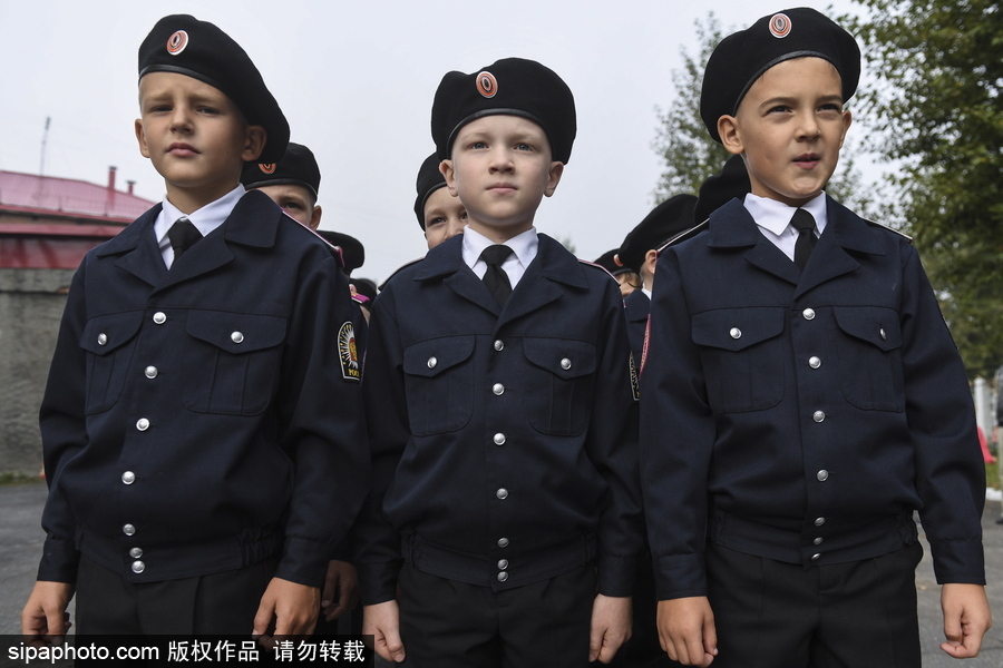 俄羅斯“知識(shí)日” 西伯利亞軍事學(xué)校萌娃穿制服慶祝