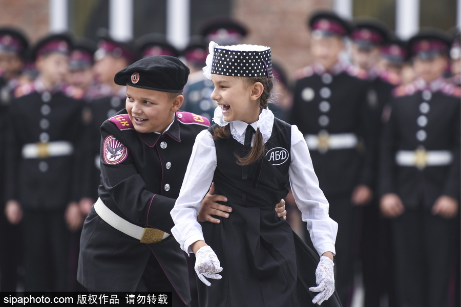 俄羅斯“知識日” 西伯利亞軍事學(xué)校萌娃穿制服慶祝