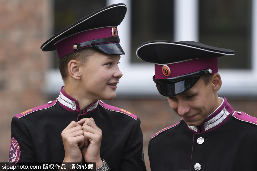 俄羅斯“知識(shí)日” 西伯利亞軍事學(xué)校萌娃穿制服慶祝