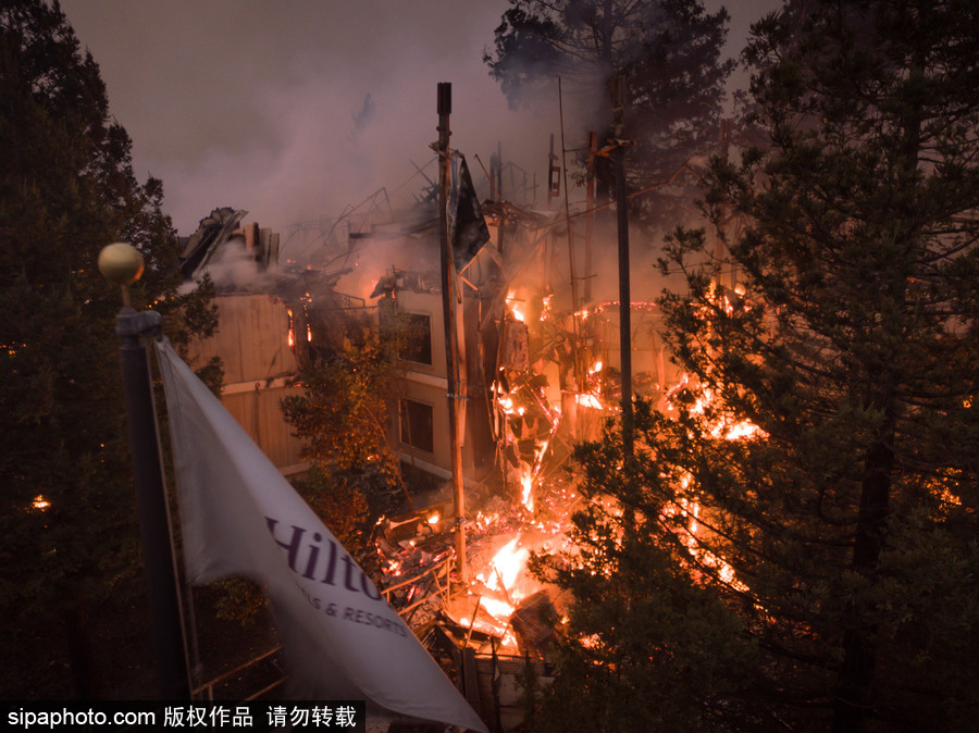 美國(guó)多地遭山火侵襲 圣羅莎希爾頓酒店“葬身火海”