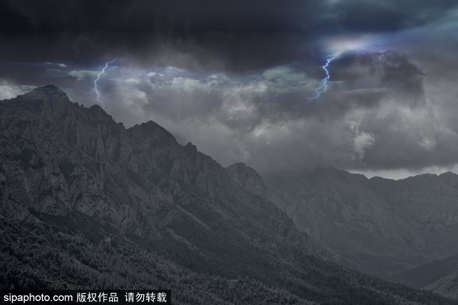 超現(xiàn)實魔幻大片 西班牙山谷雷電場景震撼