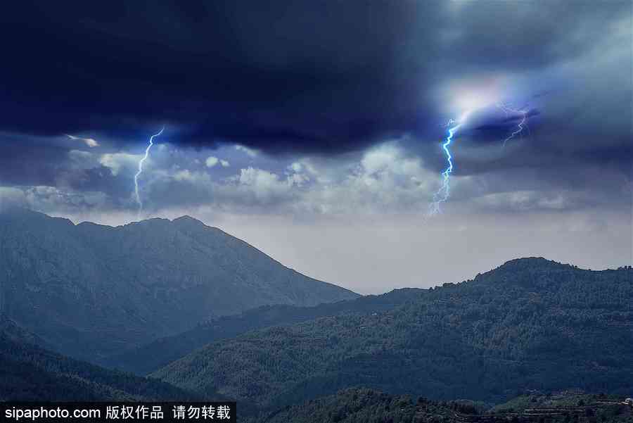 超現(xiàn)實魔幻大片 西班牙山谷雷電場景震撼