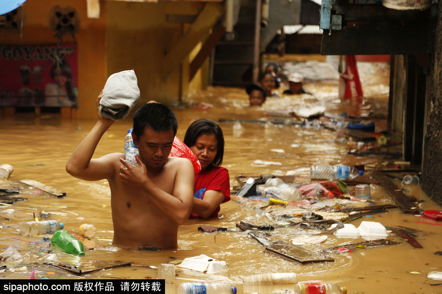 印尼雅加達突發(fā)洪水 民眾淌水生活