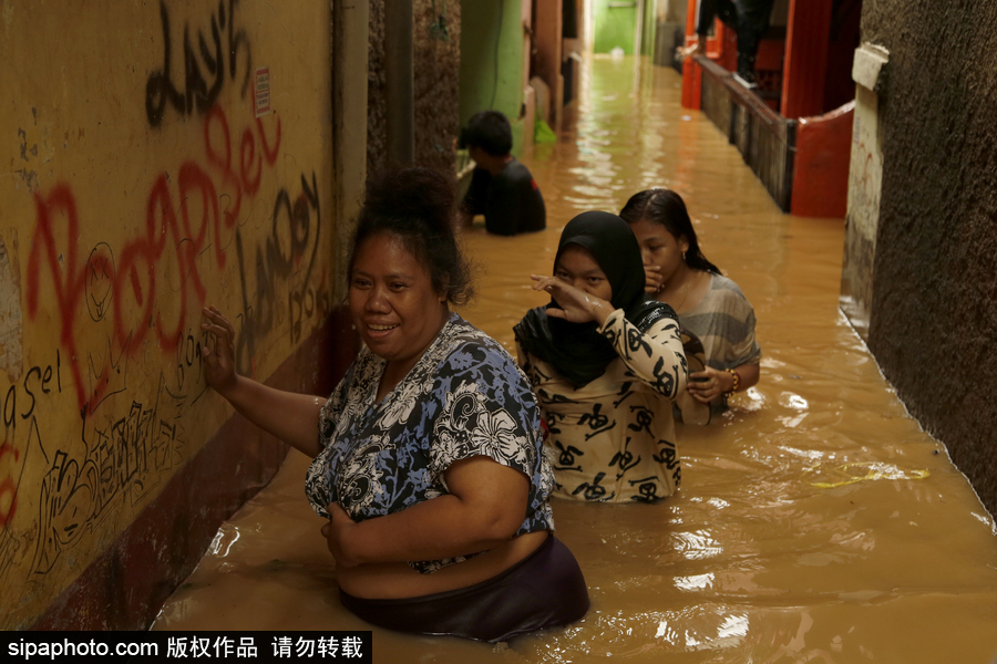 印尼雅加達(dá)突發(fā)洪水 民眾淌水生活