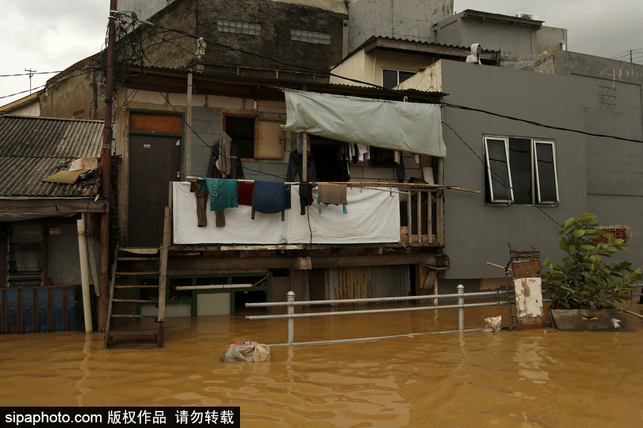 印尼雅加達突發(fā)洪水 民眾淌水生活