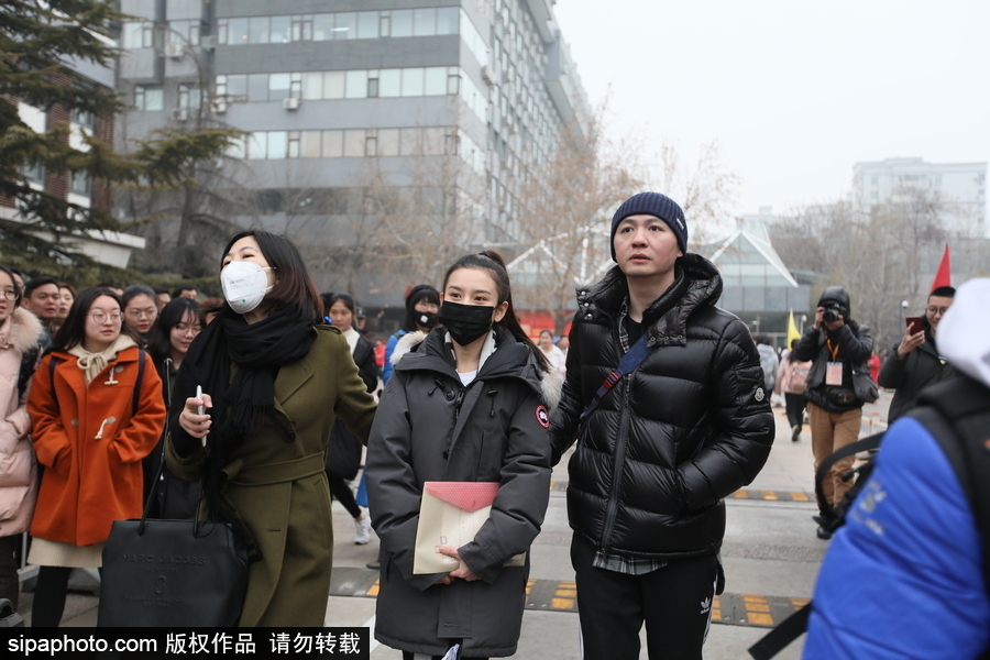 宋祖兒現(xiàn)身北京電影學院藝考 素顏馬尾辮清爽靚麗