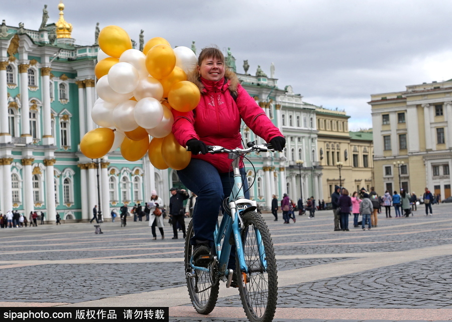 俄羅斯騎自行車的季節(jié)到了！花式騎車出行超逗趣