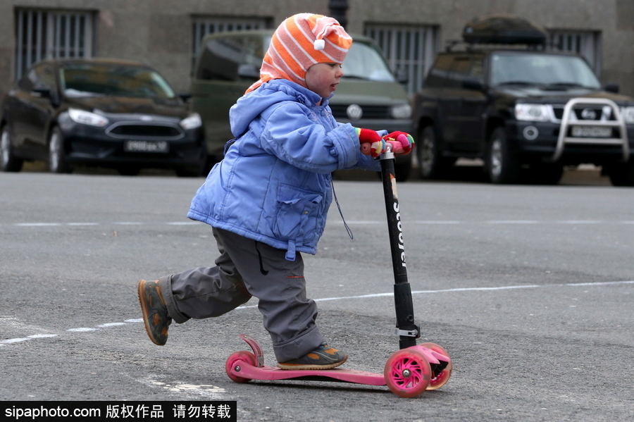 俄羅斯騎自行車的季節(jié)到了！花式騎車出行超逗趣