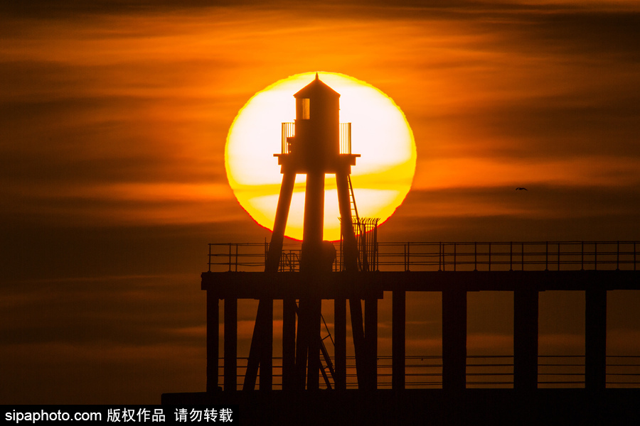 英國惠特比碼頭日出風(fēng)光 燈塔影影綽綽景色美