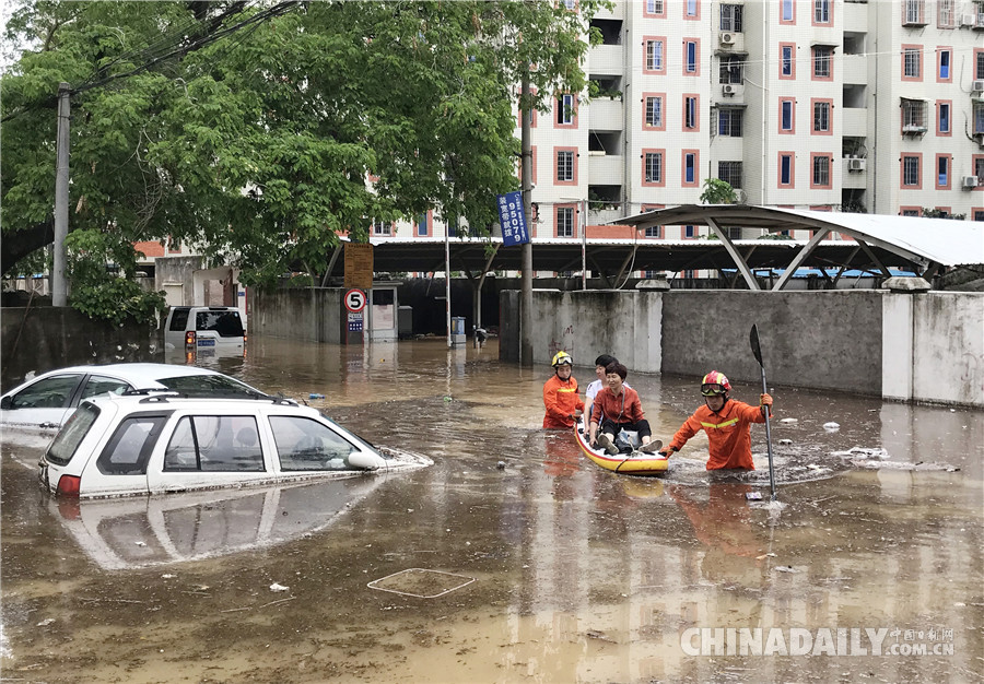 強(qiáng)降雨襲擊廈門(mén) 消防人員轉(zhuǎn)移被困群眾