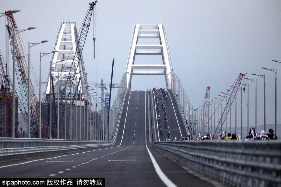 俄羅斯克里米亞大橋通車 民眾駕車通行慶祝