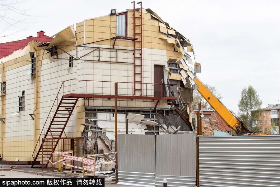 俄羅斯克麥羅沃購物中心作業(yè) 建筑外墻拆除中