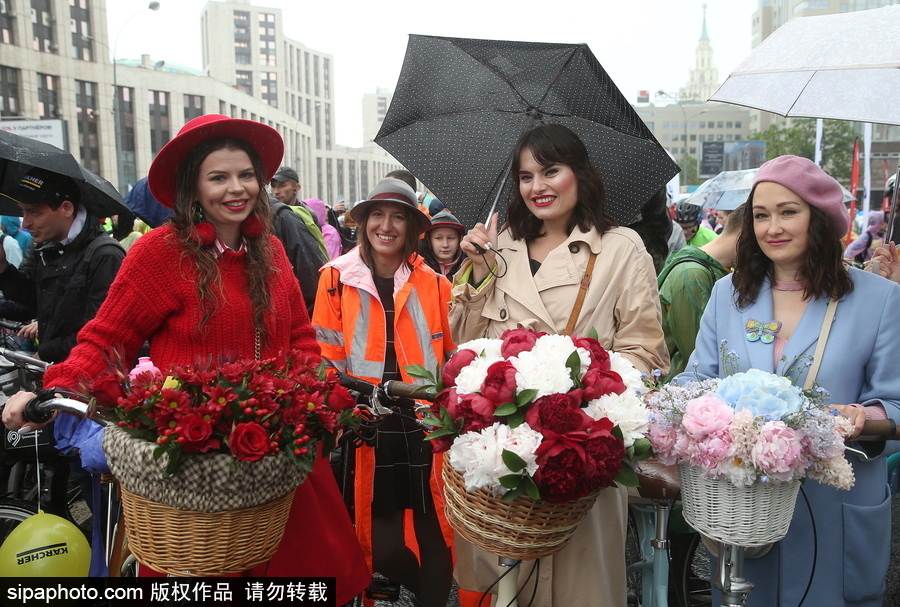 俄羅斯民眾參加自行車游行 綿綿細(xì)雨享受騎行樂(lè)趣