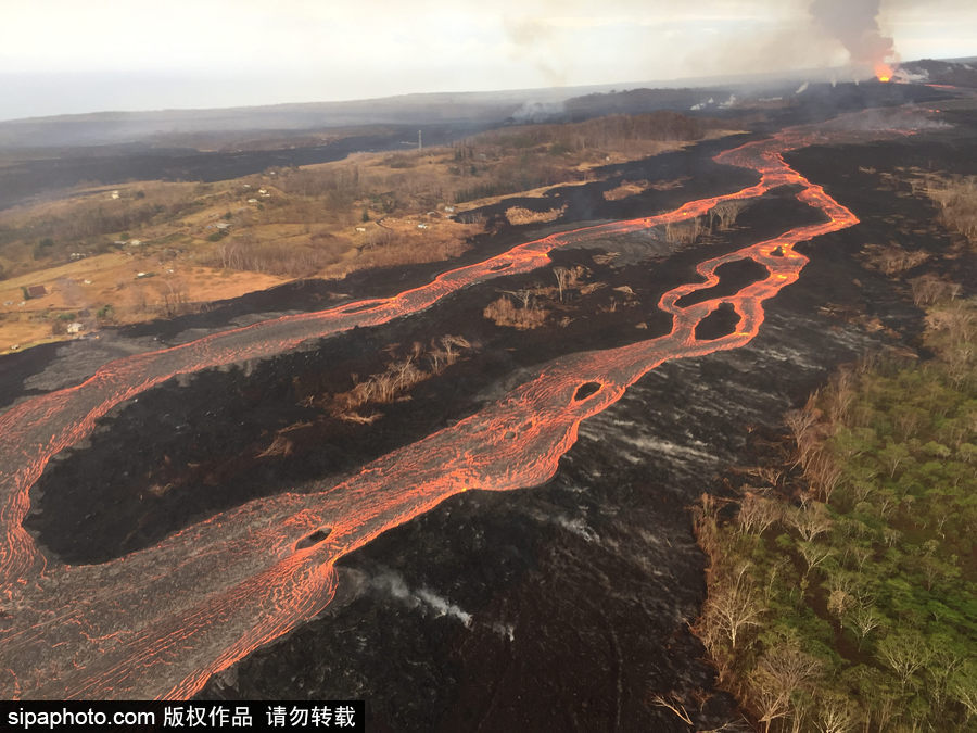 根本停不下來(lái) 美國(guó)基拉韋厄火山巖漿成“紅色河流”