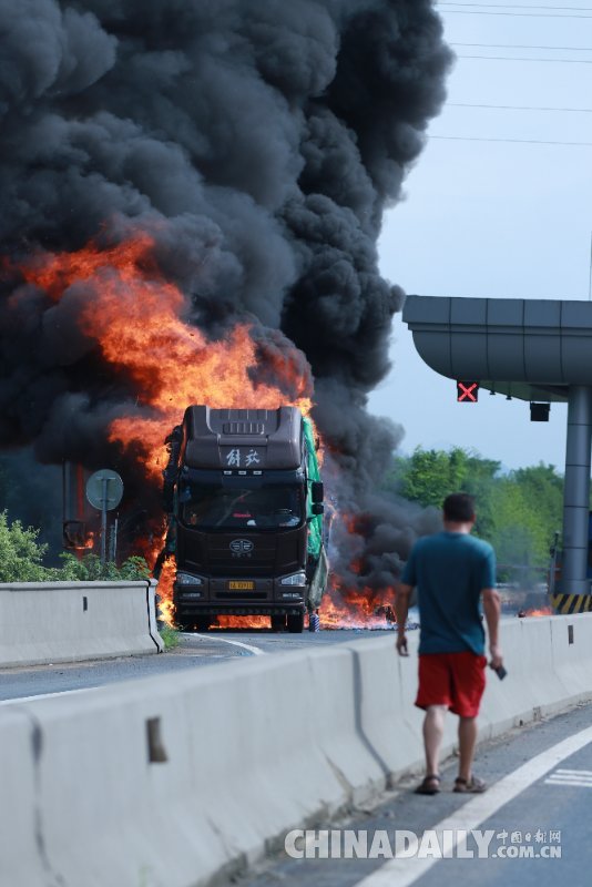 杭州黃湖高速出口一貨車發(fā)生自燃 無人員傷亡