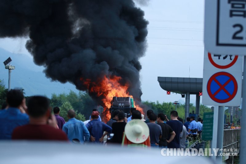 杭州黃湖高速出口一貨車發(fā)生自燃 無(wú)人員傷亡