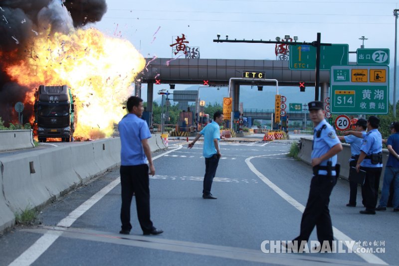 杭州黃湖高速出口一貨車發(fā)生自燃 無人員傷亡