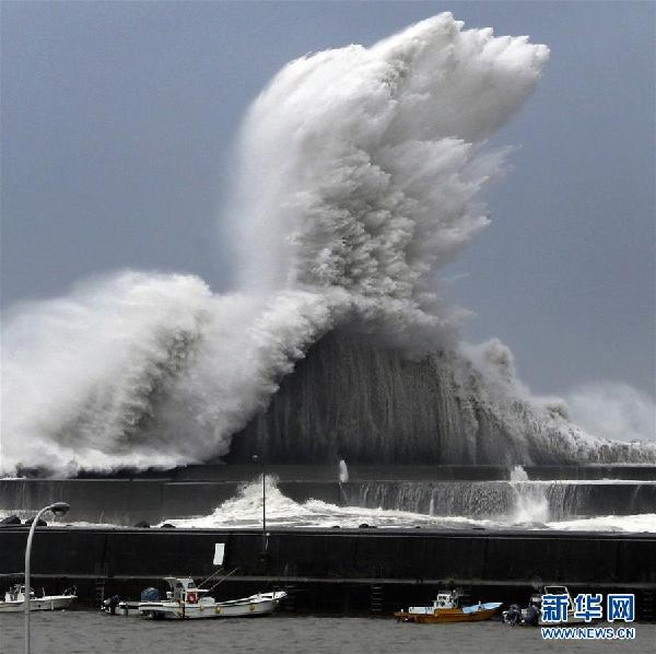 日本關(guān)西機(jī)場(chǎng)被淹成孤島 中國(guó)總領(lǐng)館接千名同胞回家